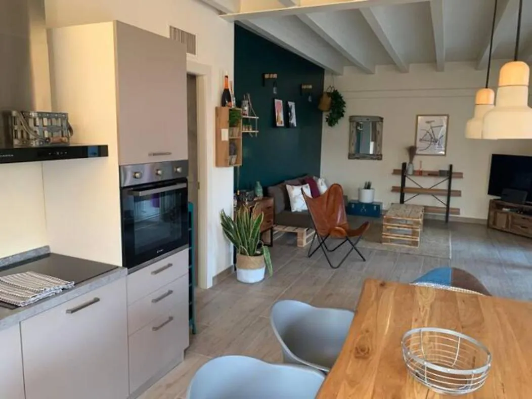 Apartment Charme And Relax With Garden And Swimming Pool Desenzano del Garda Italië